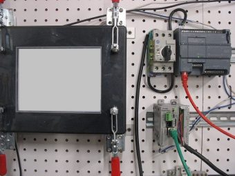 Hình 1. Nhiều PLC được nối mạng với một HMI duy nhất