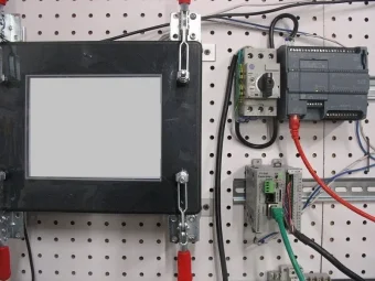 Hình 1. Nhiều PLC được nối mạng với một HMI duy nhất