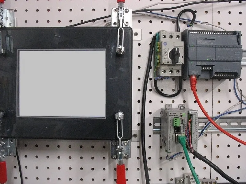 Hình 1. Nhiều PLC được nối mạng với một HMI duy nhất