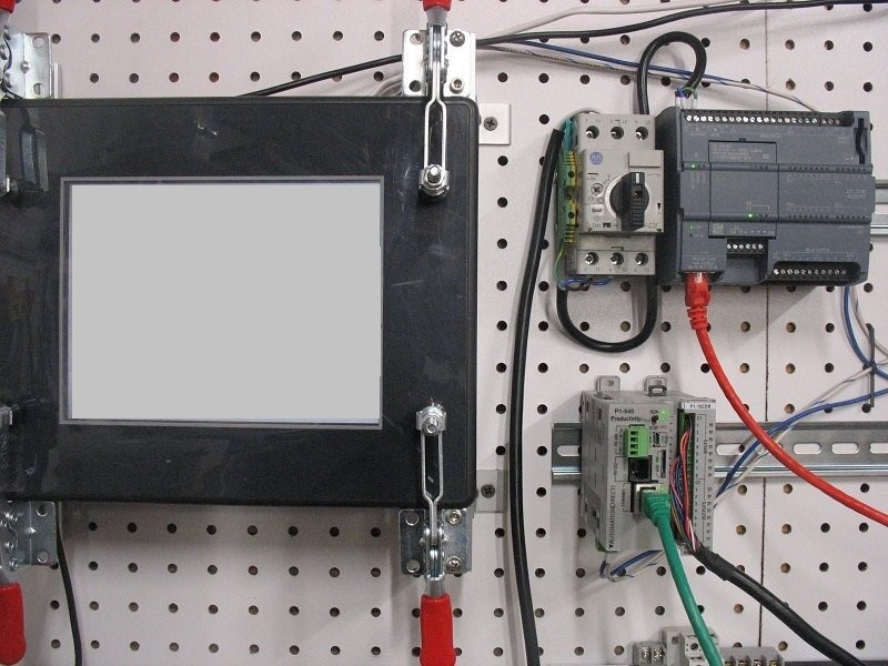 Hình 1. Nhiều PLC được nối mạng với một HMI duy nhất